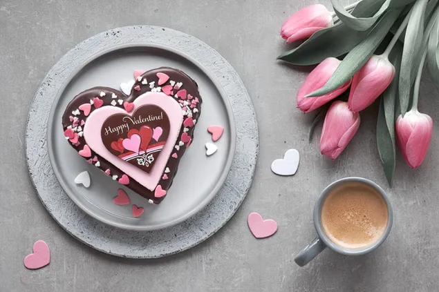 Schokoladenherzkuchen mit Kaffee und rosa Tulpen herunterladen