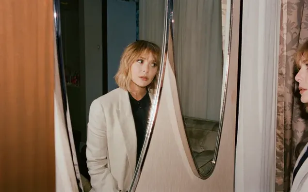 Schöne Spiegelung der Schauspielerin Elizabeth Olsen in einem Spiegel mit zwei Ovalen herunterladen