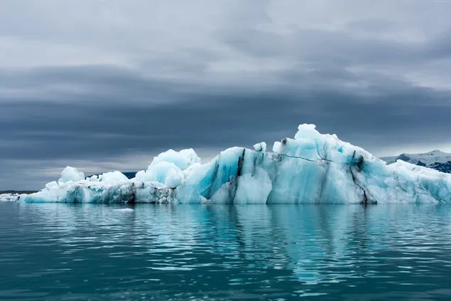 Schöner Ozeanhintergrund mit Eisberg herunterladen