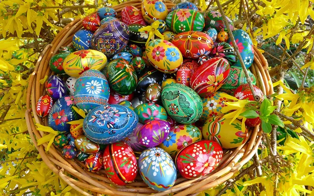 Schönes Aussehen von farbigen und gemusterten Eiern im Korb herunterladen