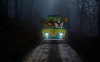 Tapeta Scooby-doo tajemný stroj noční lesní stromy světla 2K