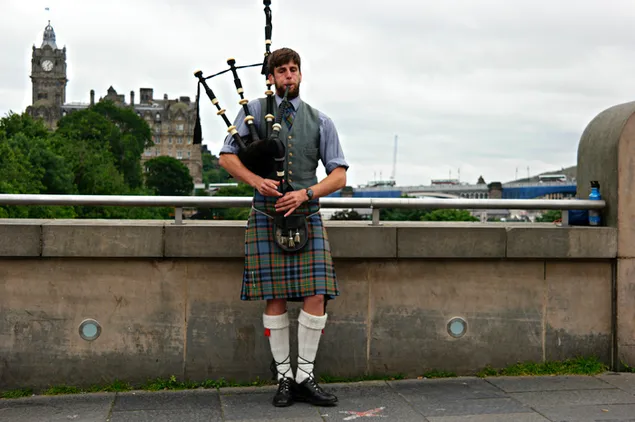 Skotlandia memainkan musik tradisional menggunakan instrumen bagpipe unduhan