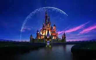 Изглед към морето Дисни свят под фойерверки 2K тапет