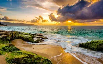 zeegolven en majestueus landschap bij zonsondergang download