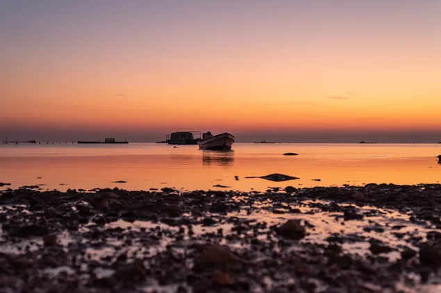 海景 夜明けの赤い空と小さな船 4K 壁紙