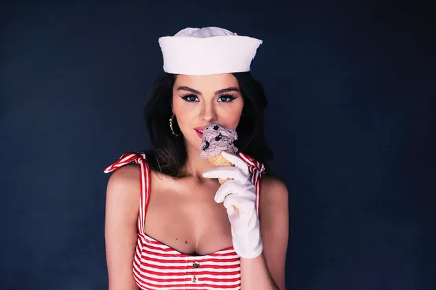 Seekappe Selena Gomez, rot-weiß gestreiftes T-Shirt und dunkelblauer Hintergrund