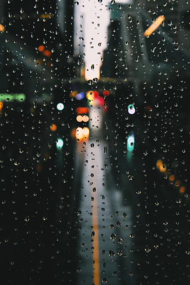Selectieve focusfotografie van waterdruppels op glasplaat
