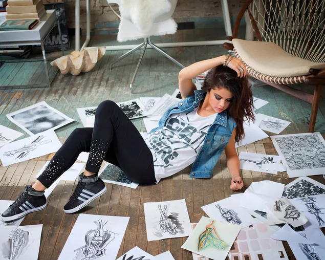 Selena Gomez cu jachetă de blugi, tricou alb, colanți negri, desene în creion pe podea 4K imagine de fundal