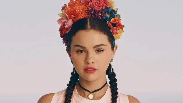 彼女の編みこみの髪とカラフルな花の冠を持つセレナゴメス