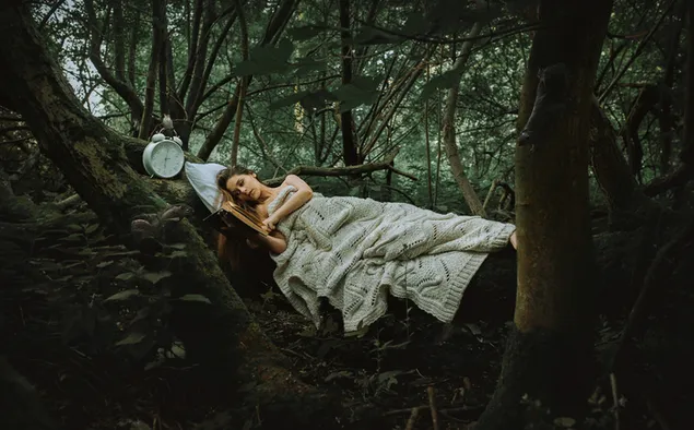 森で読書の女の子