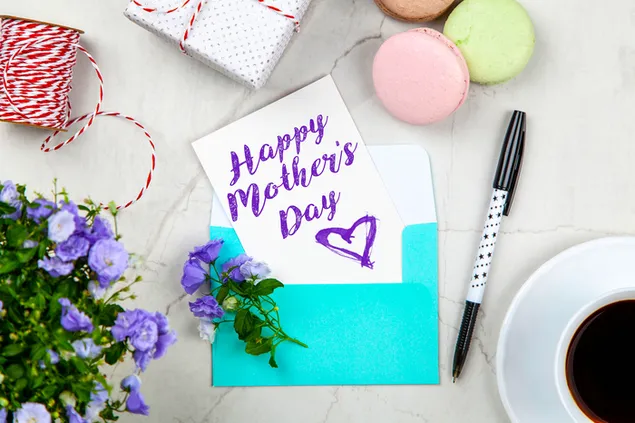 Senden von Grußkarten zum Muttertag mit schwarzem Kaffee und Makronen