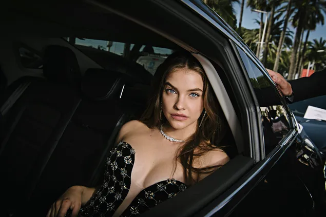 Sexy an getraut Barbara Palvin an engem schwaarzen Auto 6K Tapeten