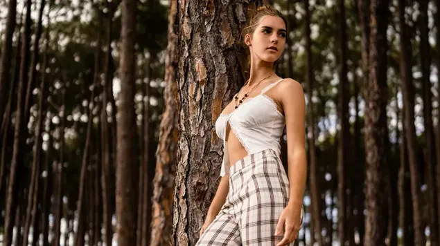 Sexy en tenger modemodel Emily Field by die bos met 'n sexy wit top en wit geruite broek aflaai