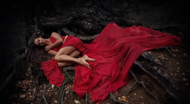 prezemete seksi model oblechen vo tsrven dolg fustan legnat na korenite na drvoto