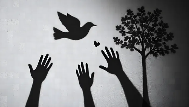 schaduwen van hoop: handen, duif, boom, hart download