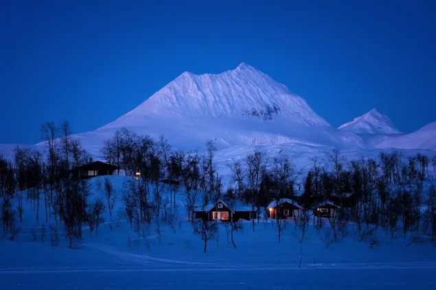 山の冬の村