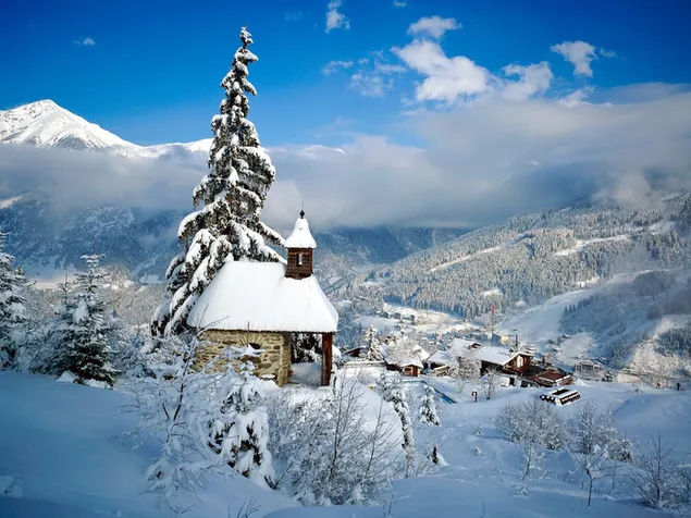 山の中の雪に覆われた村