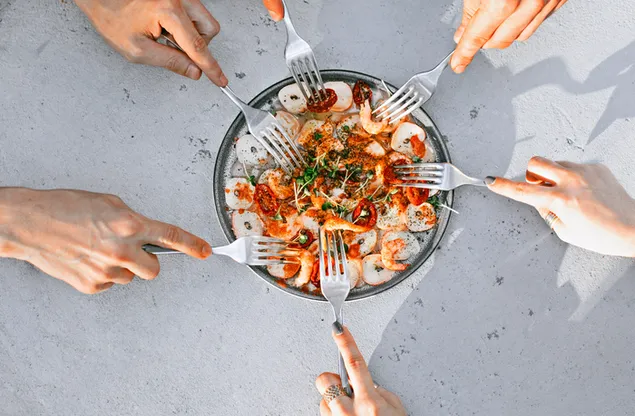 Taustakuva Jaetaan lautanen katkarapuruokaa 4K