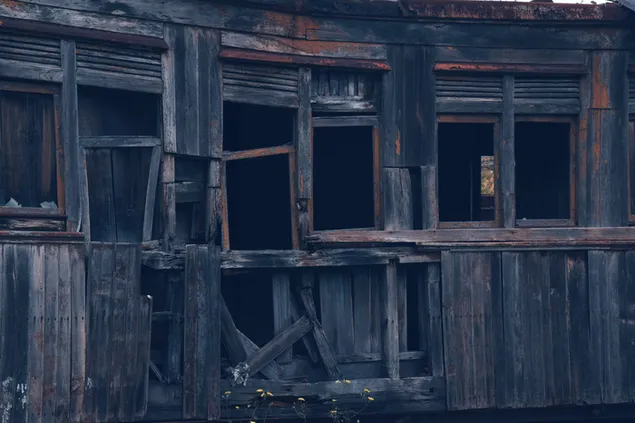 Casa de madera antigua vintage destrozada