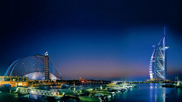 世界初の7つ星ホテルであるブルジュアルアラブは、海と街のそばにある独自の島にあります
