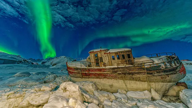 Schiff im Eismeer im Nordlicht 8K Hintergrundbild