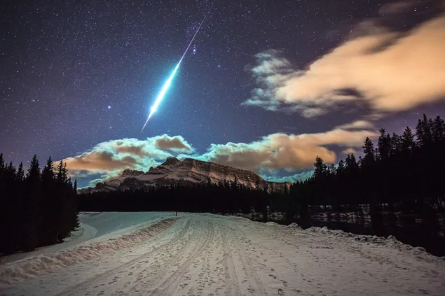 Estrella fugaz en el cielo nocturno de invierno 2K fondo de pantalla