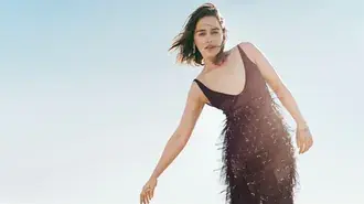 短黑髮女演員艾米莉亞克拉克有晴朗的天空背景 4K 壁紙