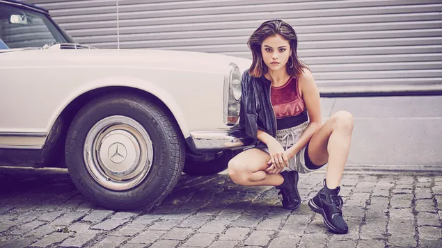 זמרת ברונטית קצרת שיער סלינה גומז מול מכונית לבנה 8K טפט