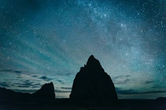 Silhouet van een rots op een achtergrond van de sterrenhemel