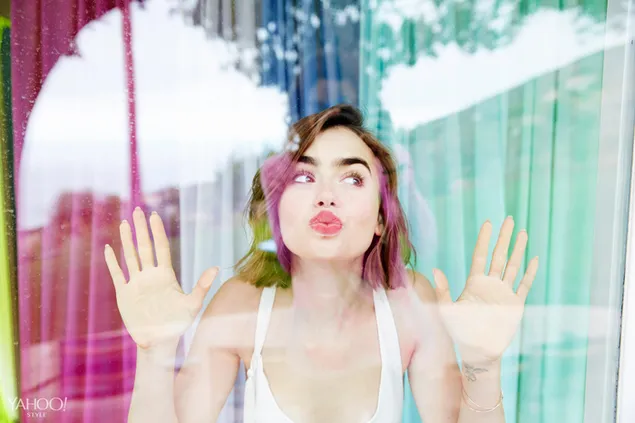 Silly Lily Collins besando la pared de cristal 4K fondo de pantalla