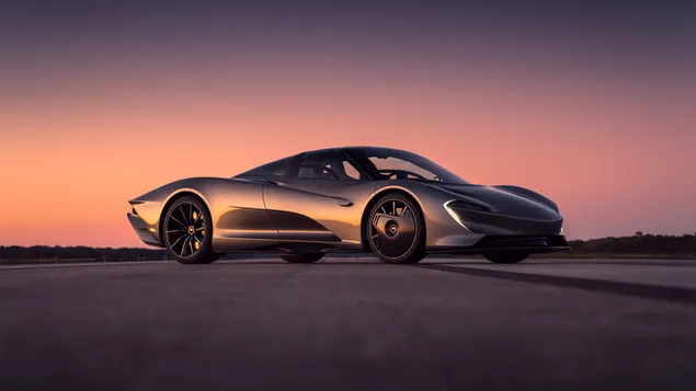 Silbernes Superauto McLaren Speedtail 8K Hintergrundbild