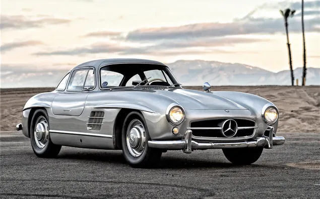 Perak vintage Mercedes di luar ruangan