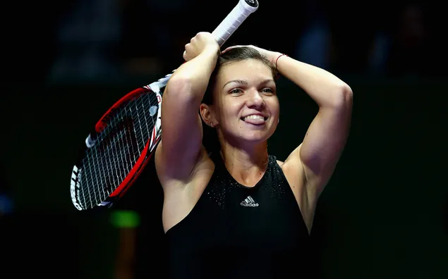 simona halep es veu divertida amb roba esportiva negra i raqueta de tennis baixada