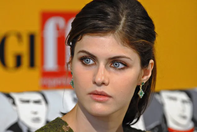 Simple beauty and enchanted blue eyes Alexandra Daddario download