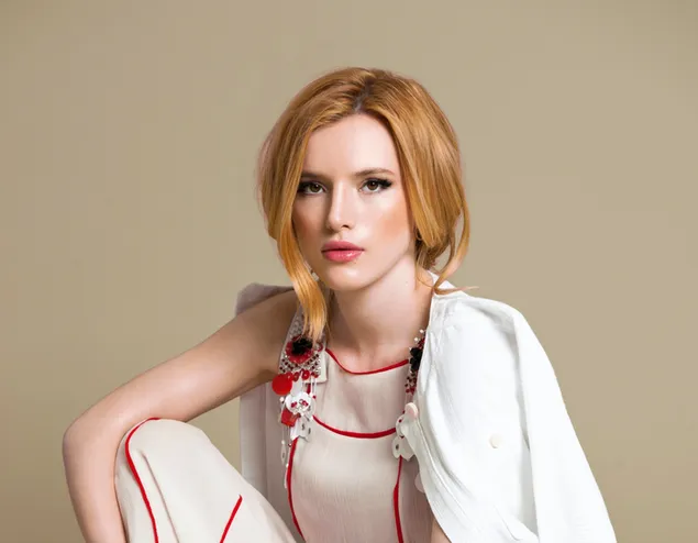 Cantante actriz Bella Thorne en vestido blanco y abrigo 2K fondo de pantalla