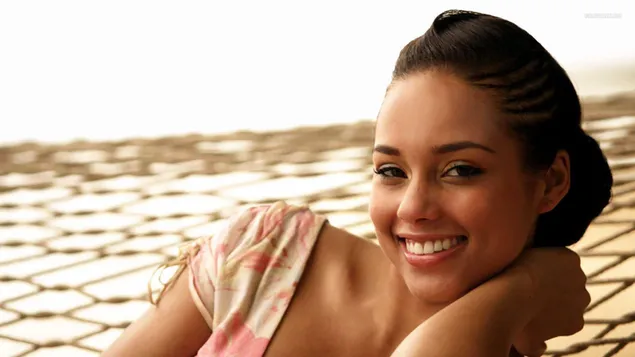 Sängerin Alicia Keys posiert mit einem Lächeln HD Hintergrundbild