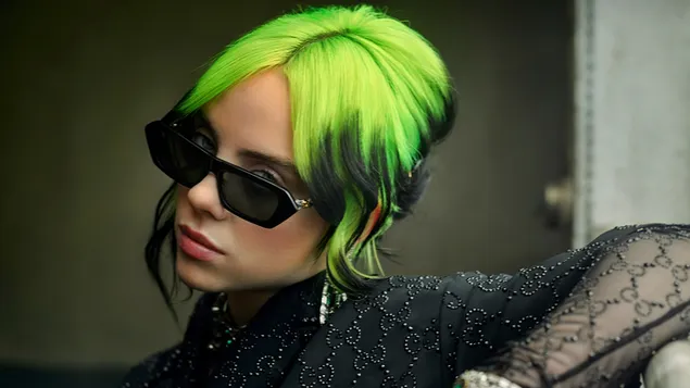 Muat turun Penyanyi dan ikon gaya Billie Eilish dengan rambut ombre hijau neon
