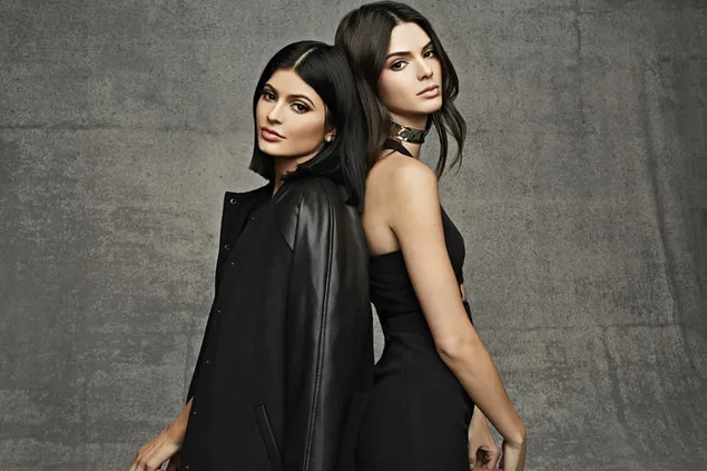 Schwester Kylie Jenner und Kendall Jenner tragen beide ein schwarzes Kleid 4K Hintergrundbild