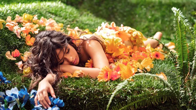 'Camila Cabello' dormida con vestido floral 4K fondo de pantalla
