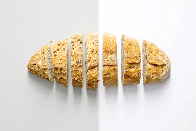 Pan de molde en fondo blanco minimalista 4K fondo de pantalla