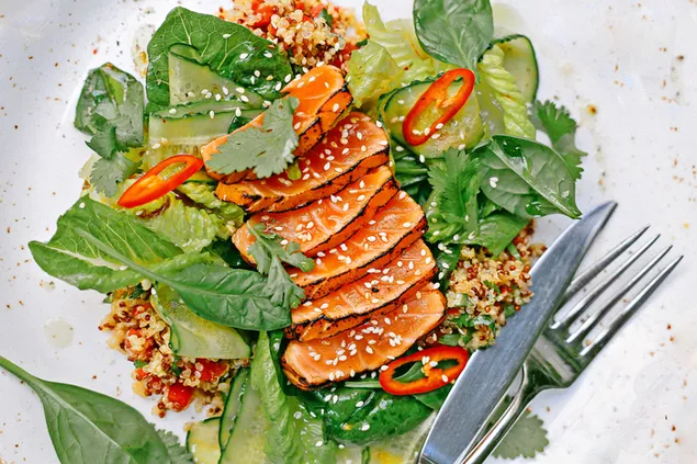 Yeşil yapraklı sebzelerde dilimlenmiş somon sashimi 4K duvar kağıdı