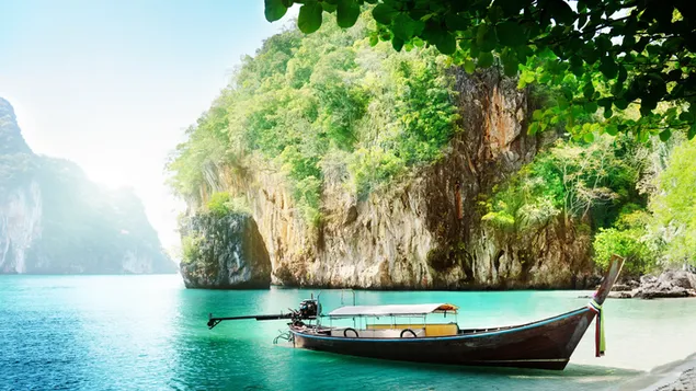 Kleines Boot auf dem Meer, umgeben von Bäumen und Inseln, die am Strand zum Sommer aufwachen herunterladen