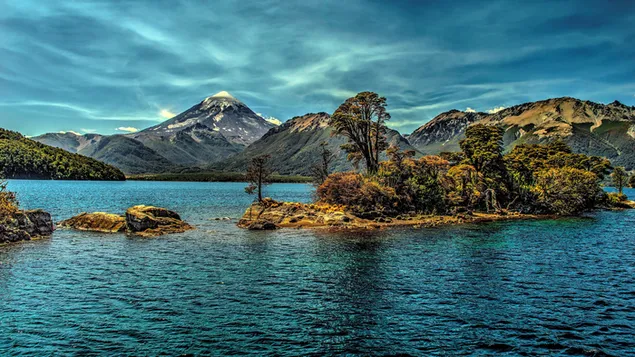 Pohon hutan kecil dan gunung bersalju di pulau kecil di atas laut 8K wallpaper
