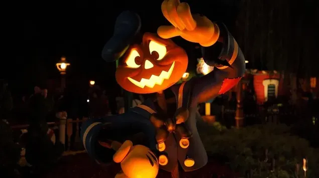 Lächelndes Gesicht, das Handzeichen für die Feier des besonderen Halloween-Tages macht HD Hintergrundbild