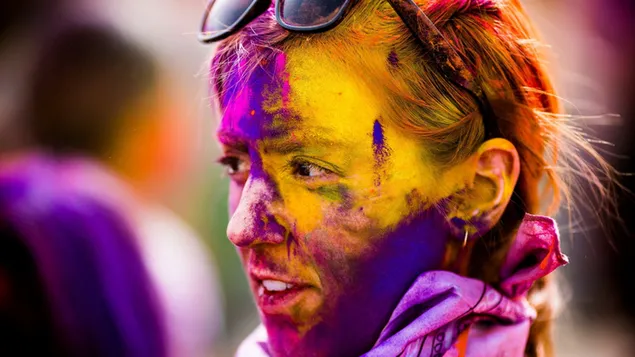 Smilende pigeansigt med gul lilla og pink farve HD baggrundsbillede