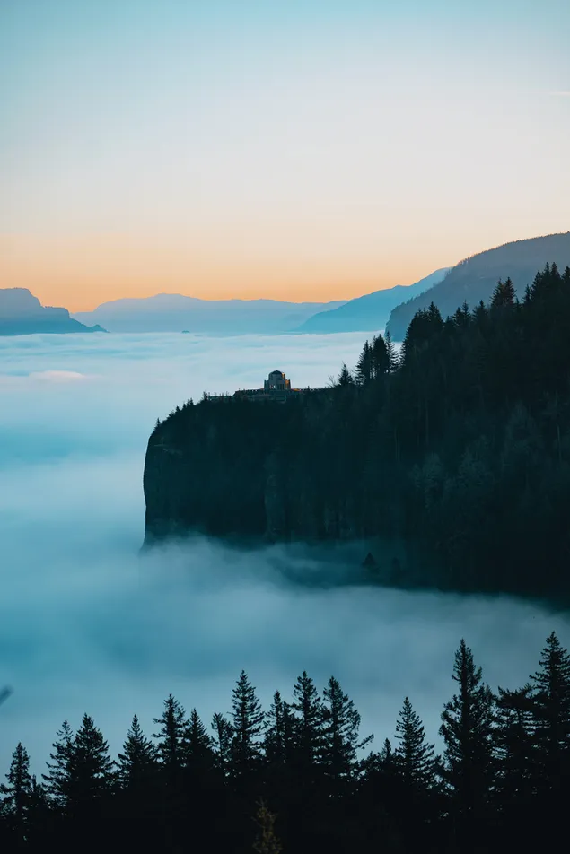 Smoggy uitzicht op het landschap en en klif