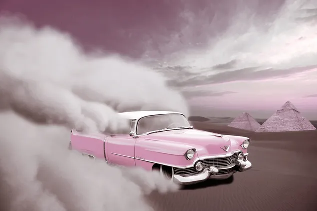 Cadillac rosa fumat al desert al costat de la piràmide de Gizeh baixada