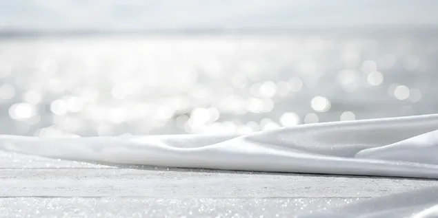 Sanfter Weiß-Grau-Farbverlauf mit leichter Textur und gedämpftem hellem Vorhang 4K Hintergrundbild