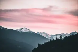 흐린 하늘 아래 눈 덮인 산 4K 배경화면