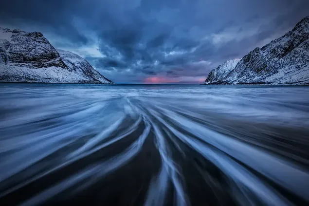 Taustpilt Lumi udutab ookeani kohal keset lumiseid mägesid pilvede ja udude vahel HD